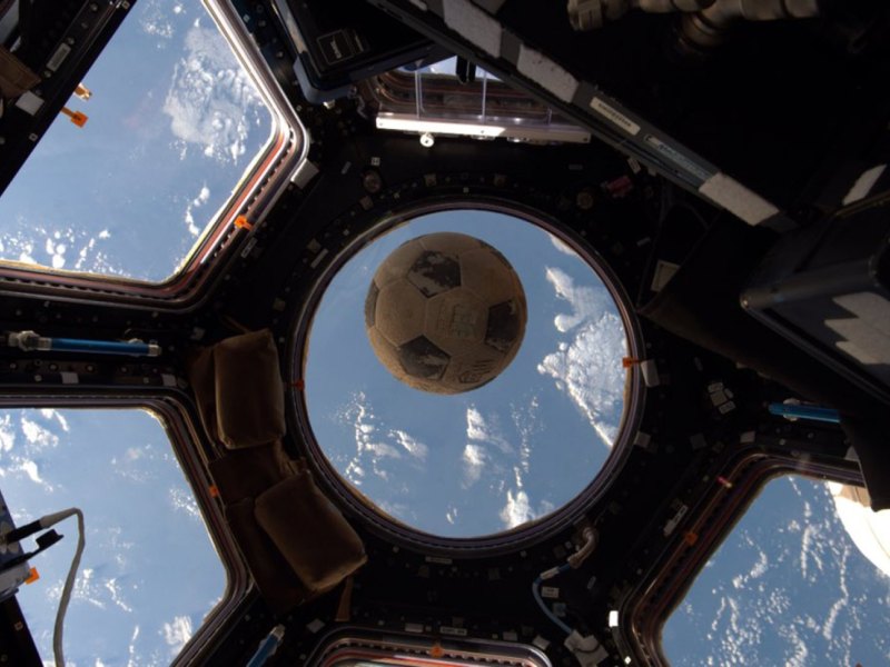 Ein Fußball auf der ISS