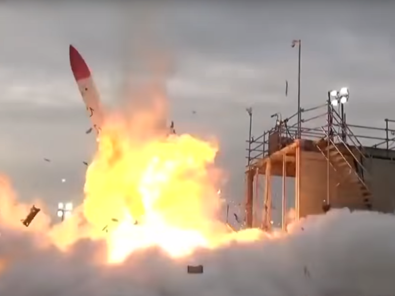 Eine Momo-2 Rakete von Interstellar explodiert beim Start.
