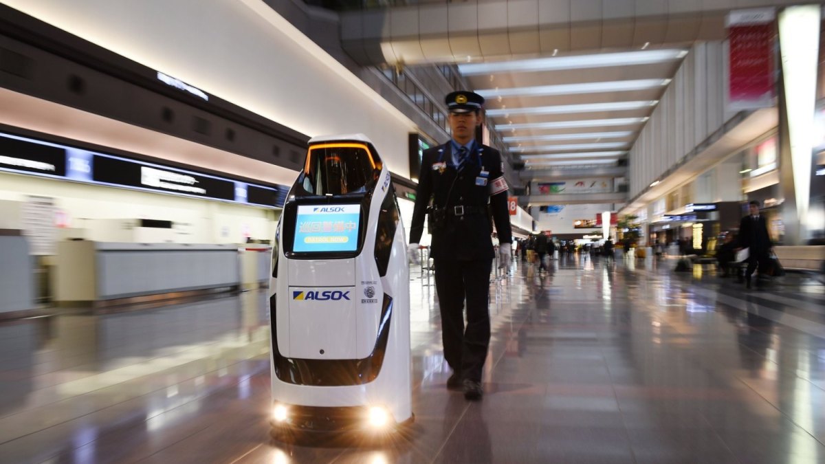 Ein Roboter gemeinsam mit einem Polizisten.