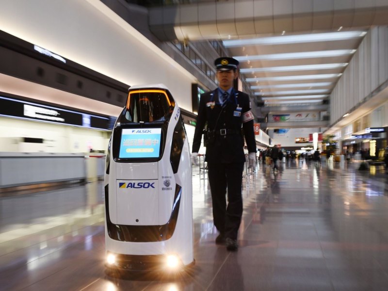 Ein Roboter gemeinsam mit einem Polizisten.