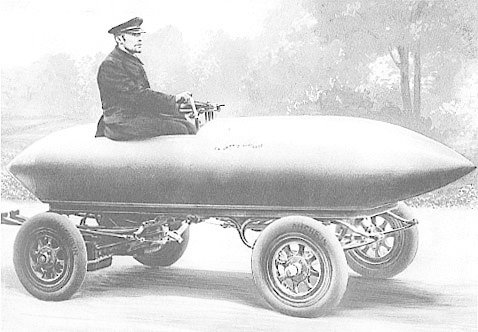 Mit dem Fahrzeug "La Jamais Contente" fuhr der Belgier Camille Jenatzy als erster Mensch mit 100 Stundenkilometern.