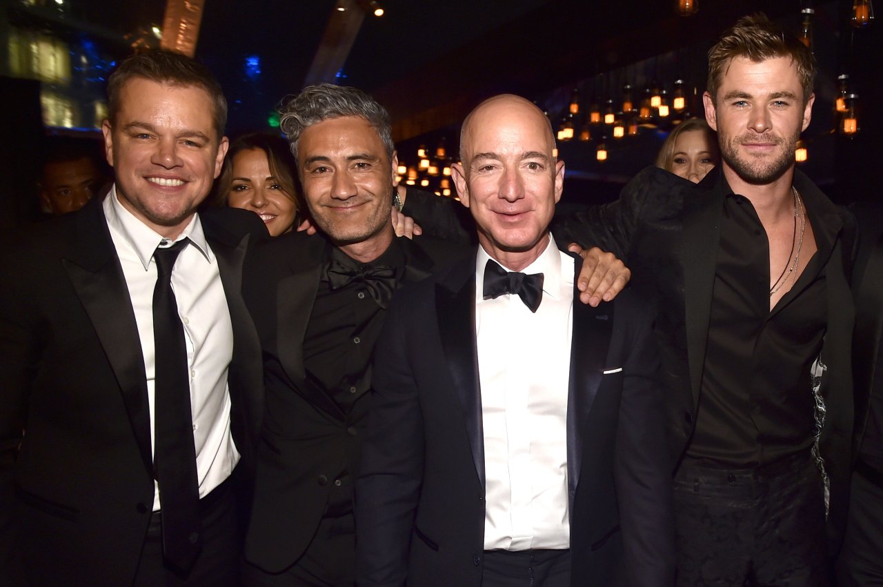 Jeff Bezos ist so erfolgreich, dass Celebrities sich gerne mit ihm zeigen.