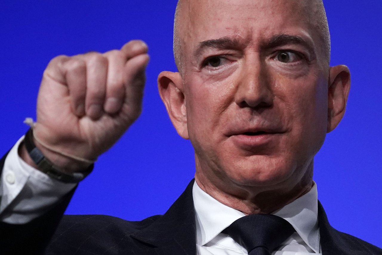 Amazon-Gründer Jeff Bezos möchte zumindest ein bisschen die Welt verbessern. Für ihn läuft das Amazon-Geschäft gut.