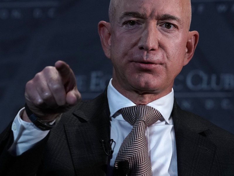 Jeff Bezos zeigt auf dich