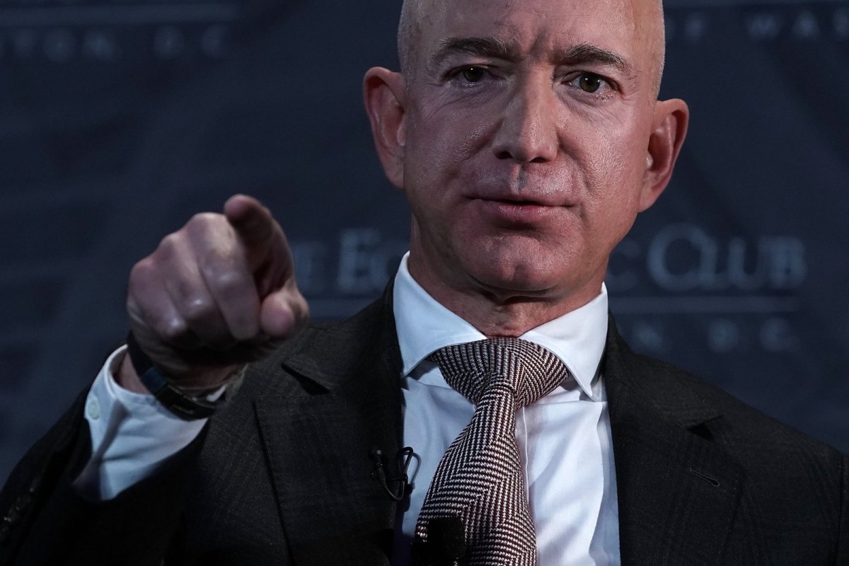 Jeff Bezos zeigt auf dich