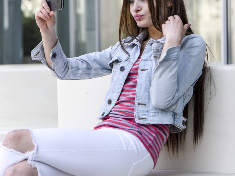 Jugendliches Mädchen macht ein Selfie mit ihrem Smartphone