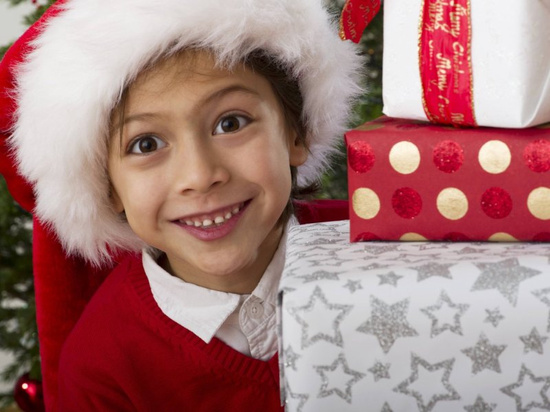 Junge mit Weihnachtsgeschenken