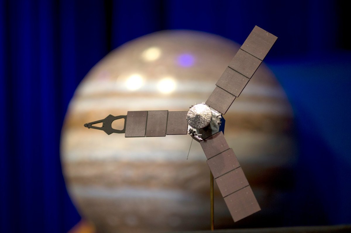 Modell der Sonde Juno vor einem Modell des Planeten Jupiter