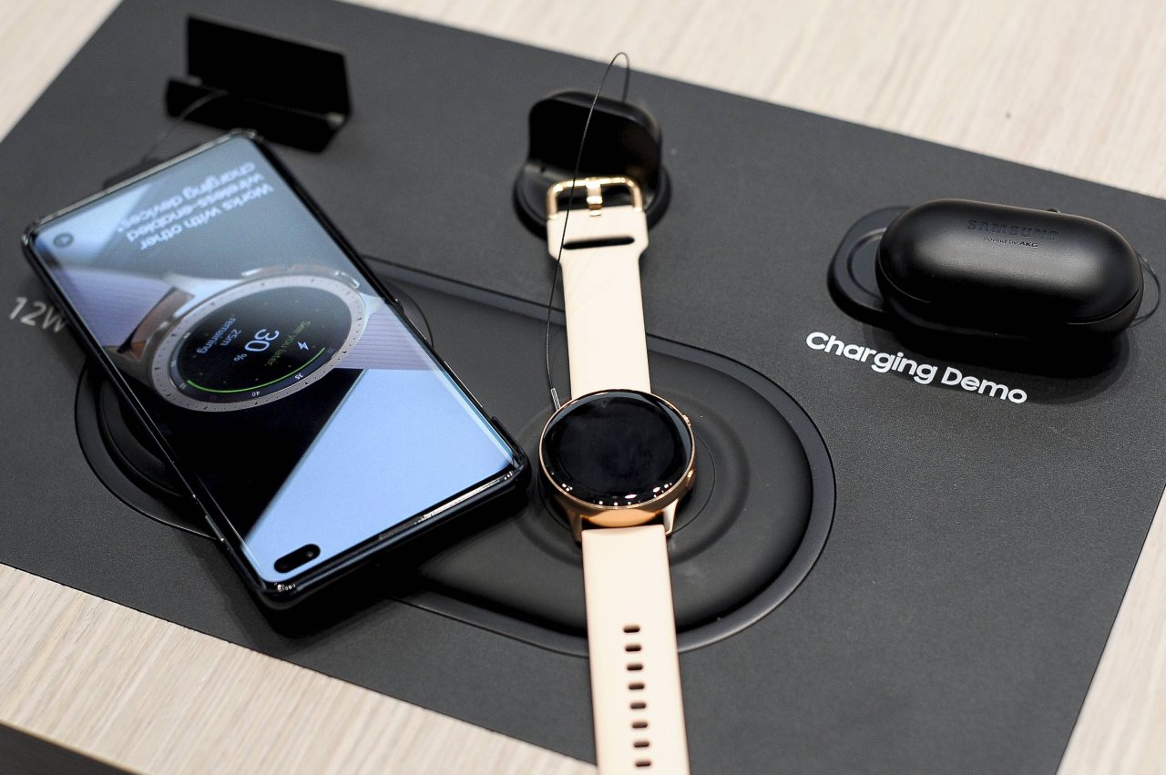 Mit dem Wireless-Charger Duo-Pad kannst du parallel zu deinem Handy deine Smartwatch laden. 