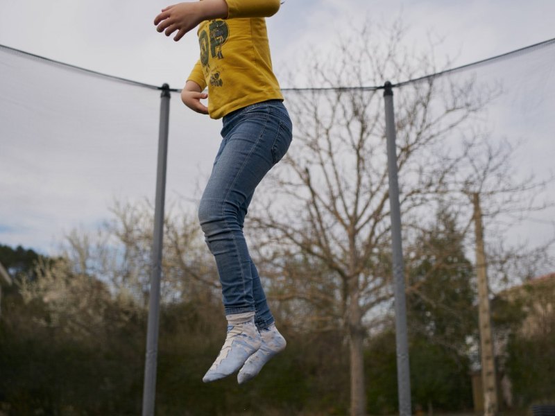 Kind hüpft auf einem Trampolin