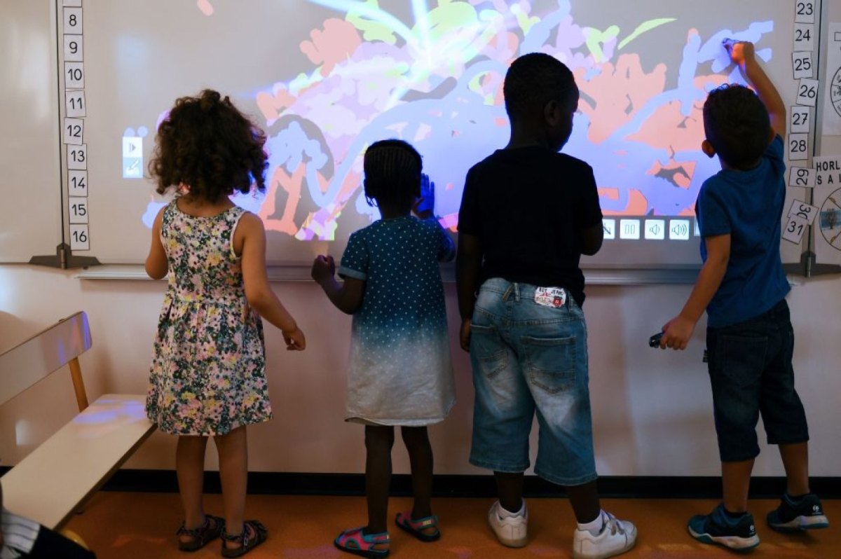 Kinder vor einem Smartboard