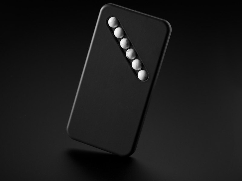 Das Ersatz-Smartphone vom Designer Klemens Schillinger ausgeleuchtet vor dunklem Hintergrund.