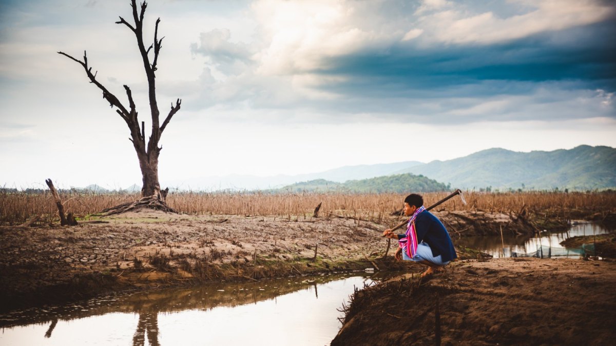 Klimawandel mann feld trocken