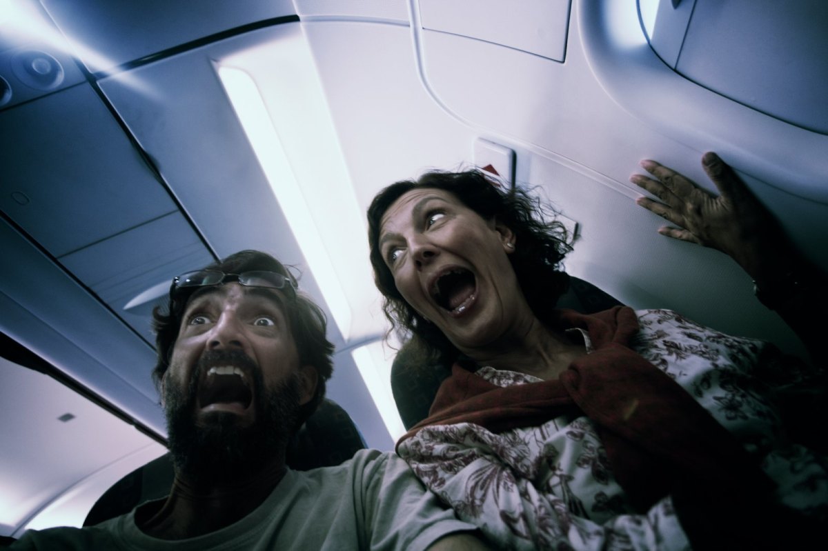 Zwei kreischende Menschen im Flugzeug