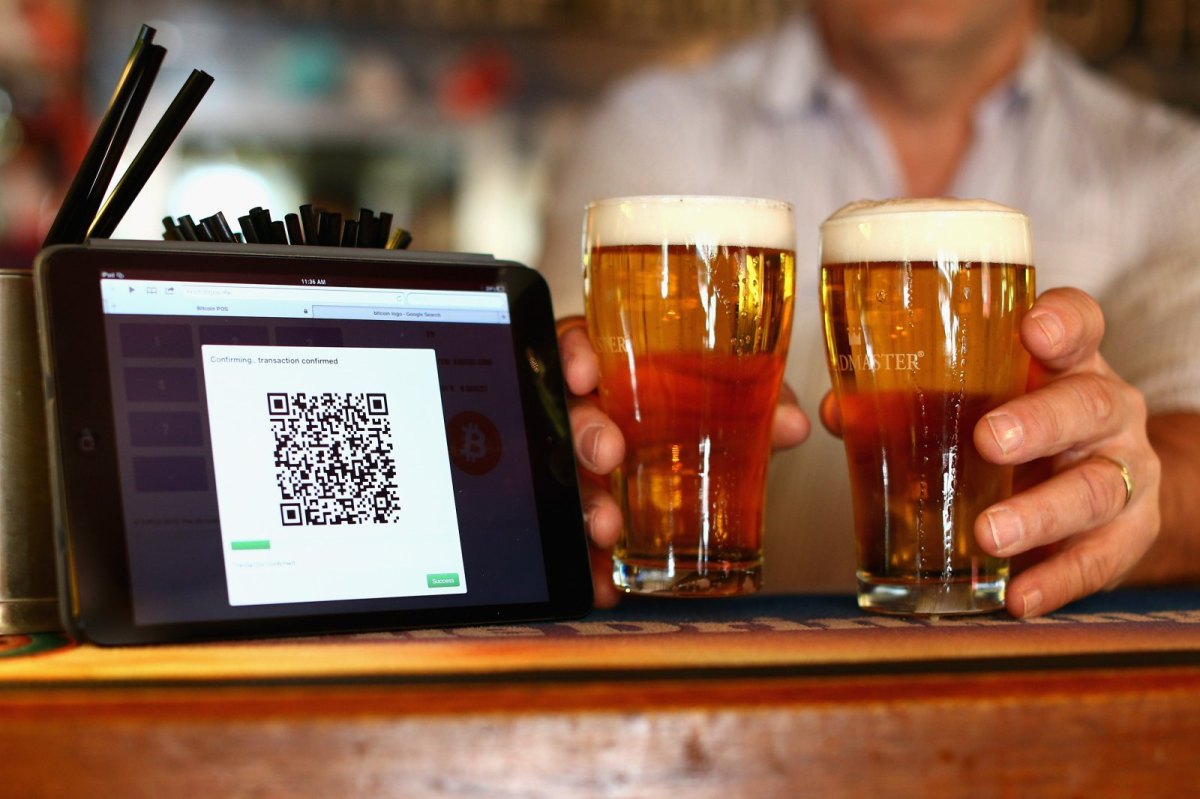 Bier neben einem Bitcoin-QR-Code