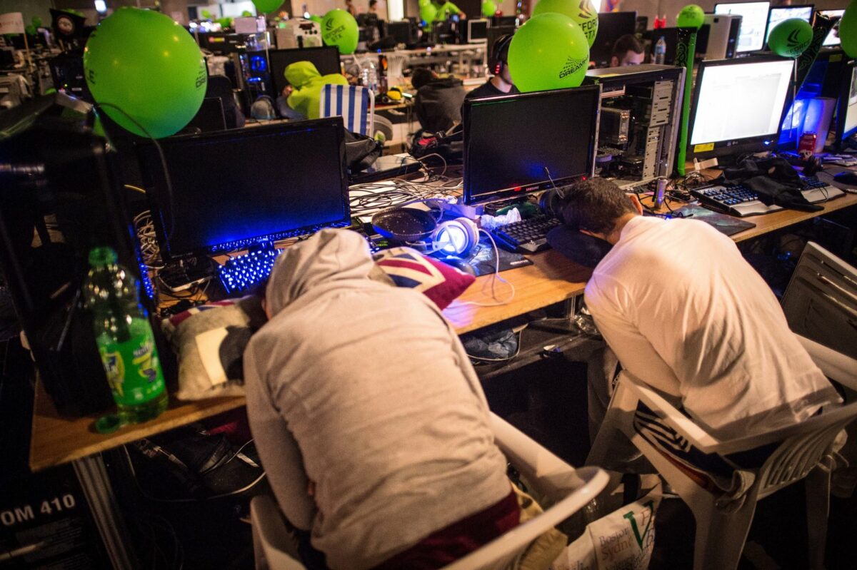 Männer schlafen bei einer LAN-Party mit dem Kopf auf der Tastatur