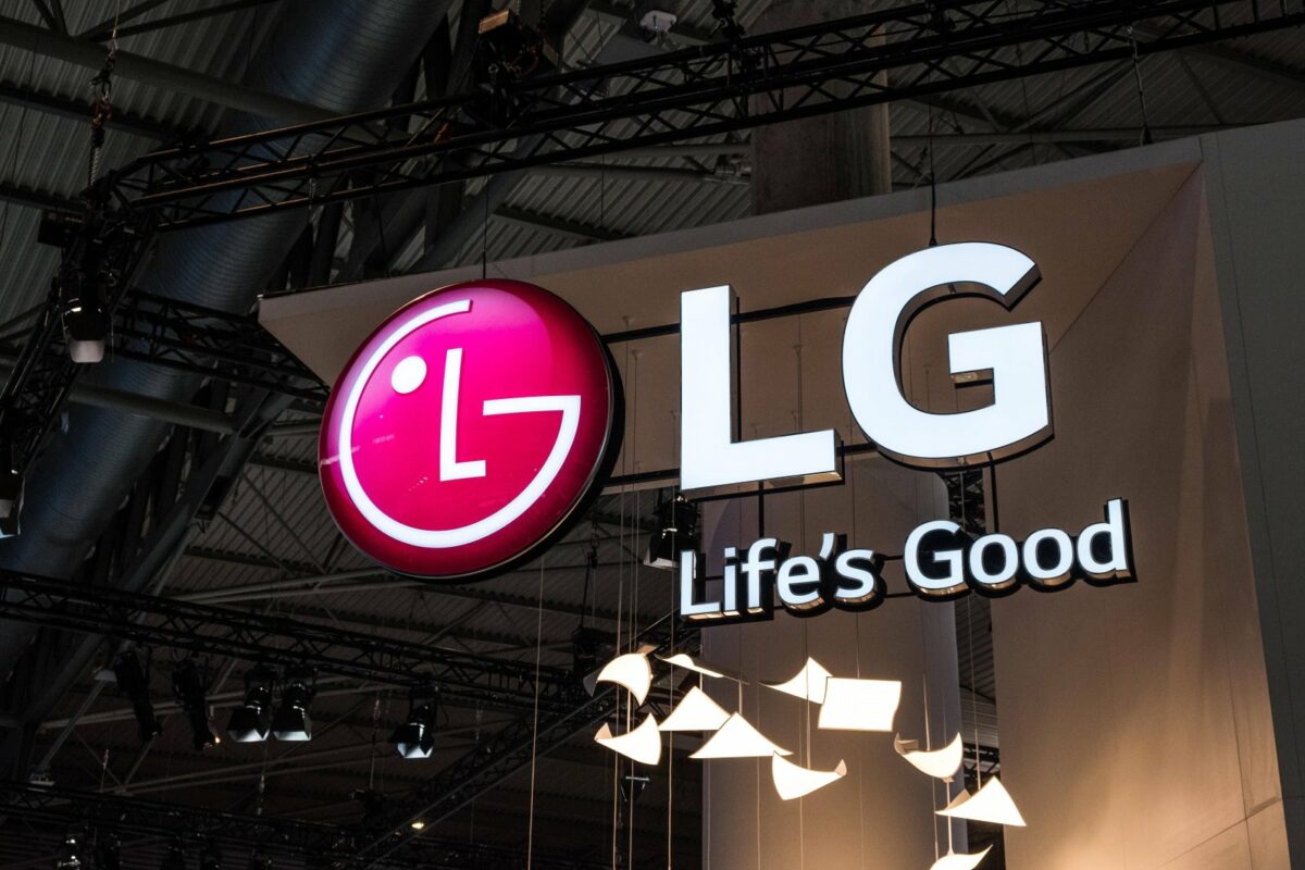 LG-Logo in einem Raum.