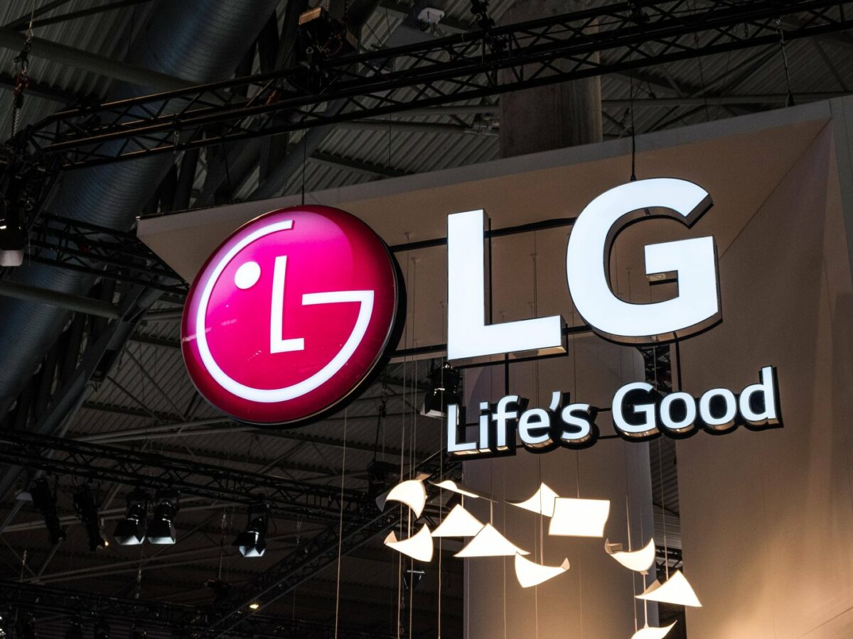 LG-Logo in einem Raum.