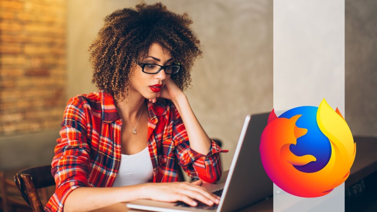 Frau mit Brille vor PC/Firefox Logo