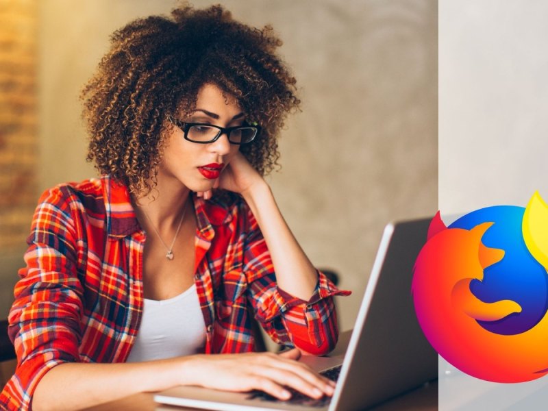 Frau mit Brille vor PC/Firefox Logo
