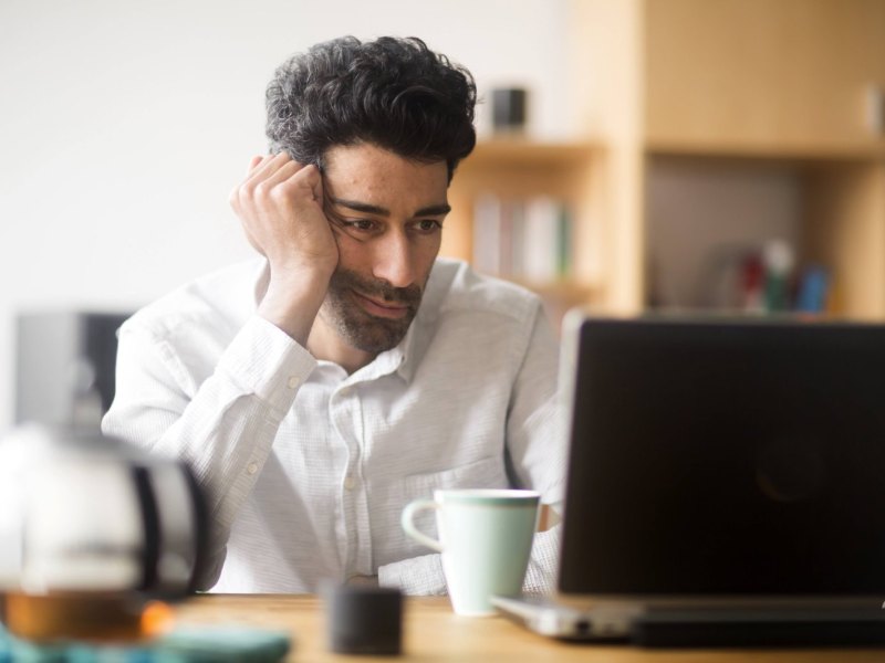 Mann verzweifelt/ratlos vor Laptop