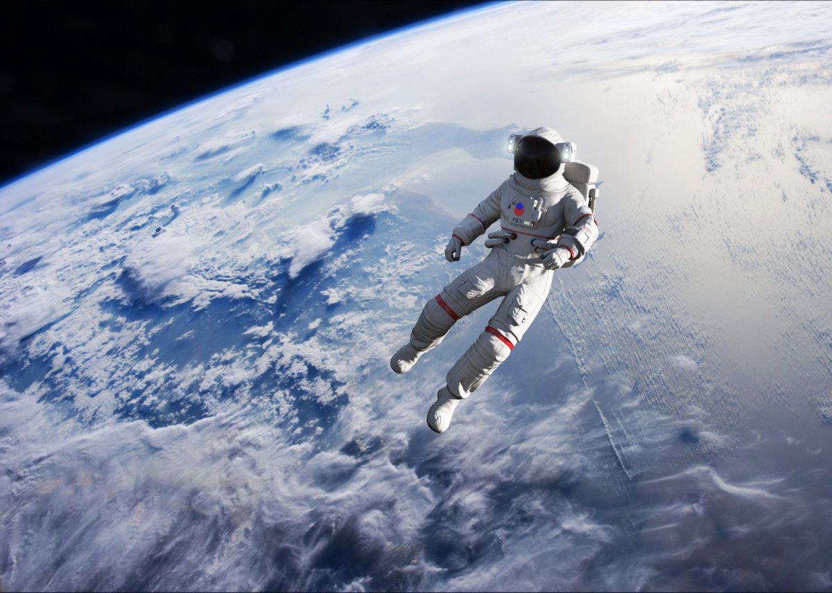 Astronaut im All mit Blick auf die Erde