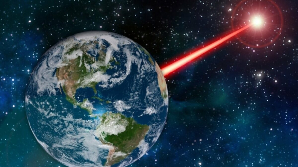 Die Erde sendet einen Laserstrahl ins All (Simulation).