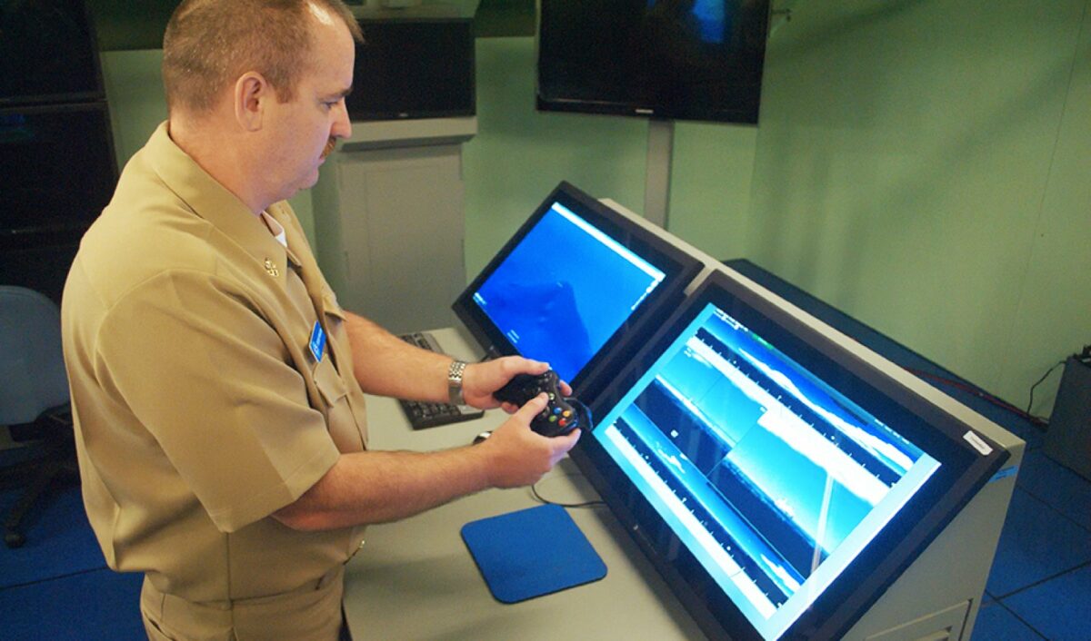 Ein Marine-Soldat testet die Steuerung duch den Xbox 360-Controller.