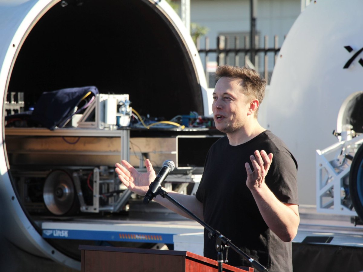 Elon Musk vor Hyperloop-Prototyp