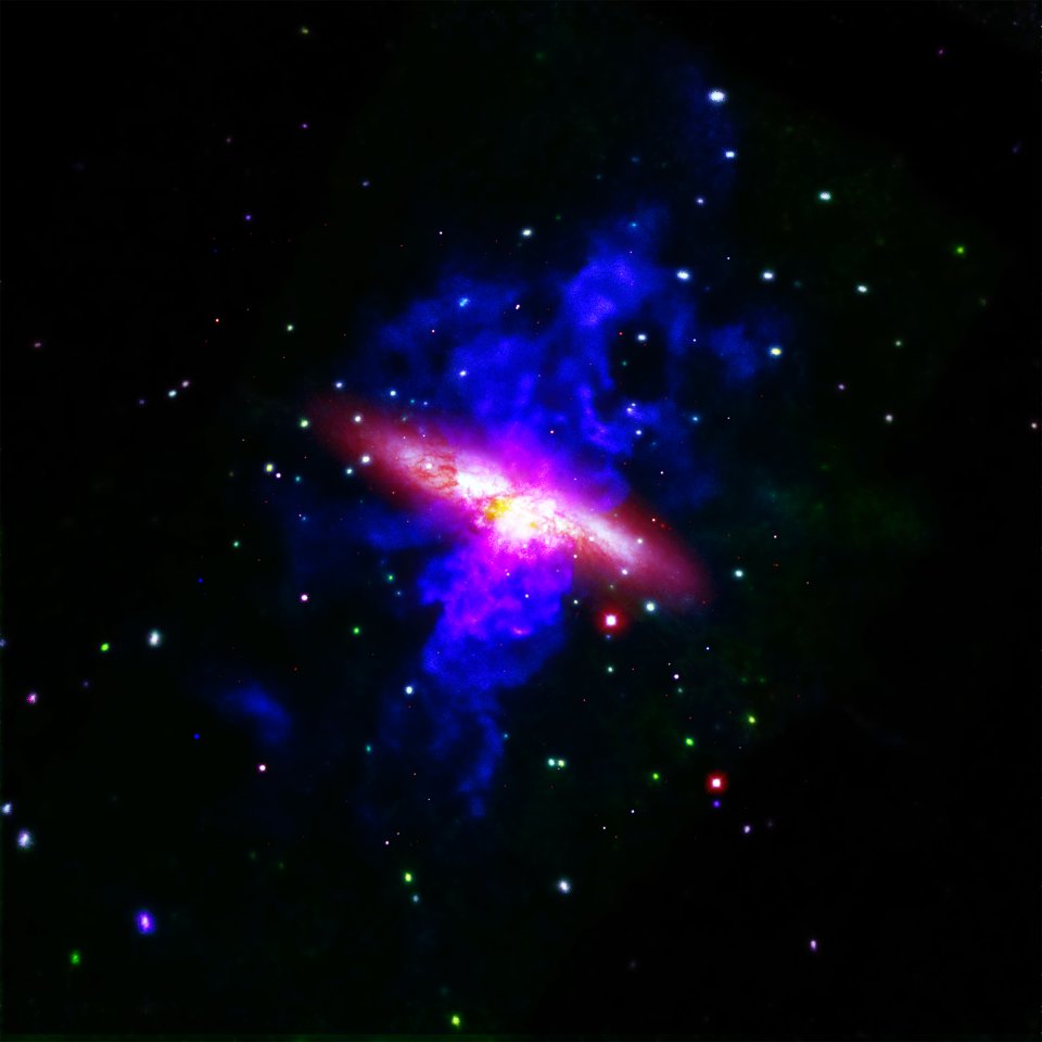 Die M82-Galaxie. Aufgenommen vom Chandra Röntgenteleskop und dem Hubble Teleskop.