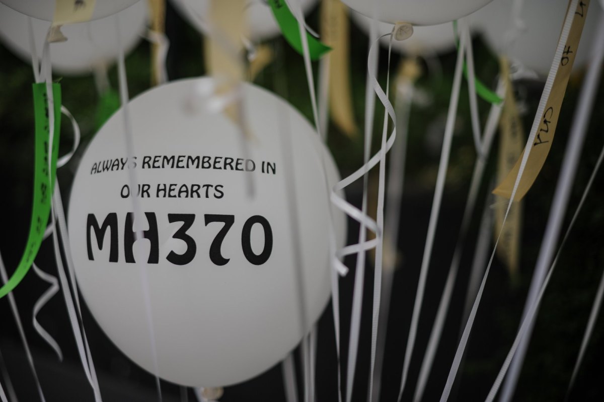 Auf einem Ballon steht "Always remembered in our hearts: MH370".