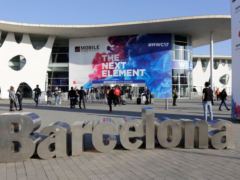 Barcelona-Buchstabenzug vor dem Gebäude des Mobile World Congress