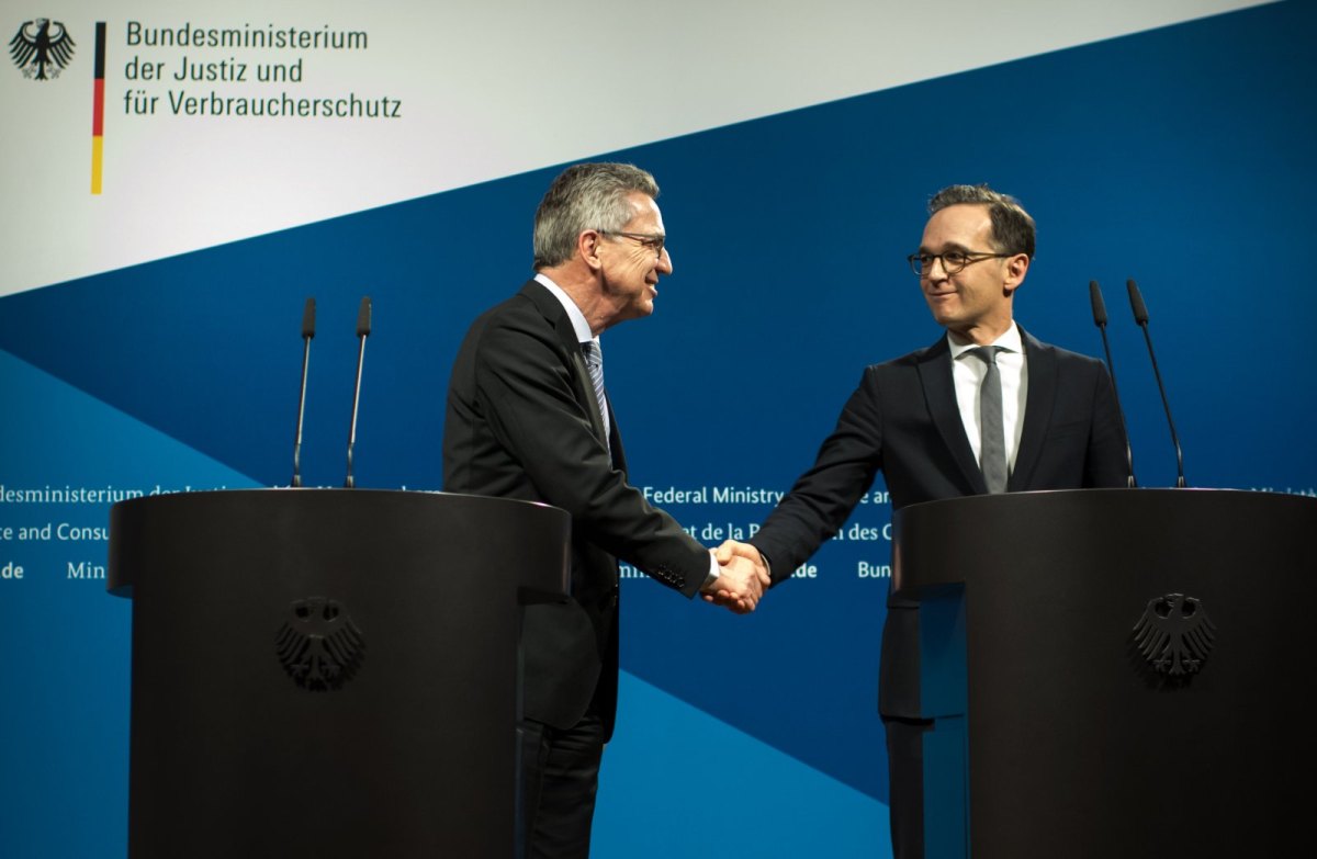 Bundesjustizminister Heiko Maas reicht Bundesinnenminister Thomas de Maizière die Hand