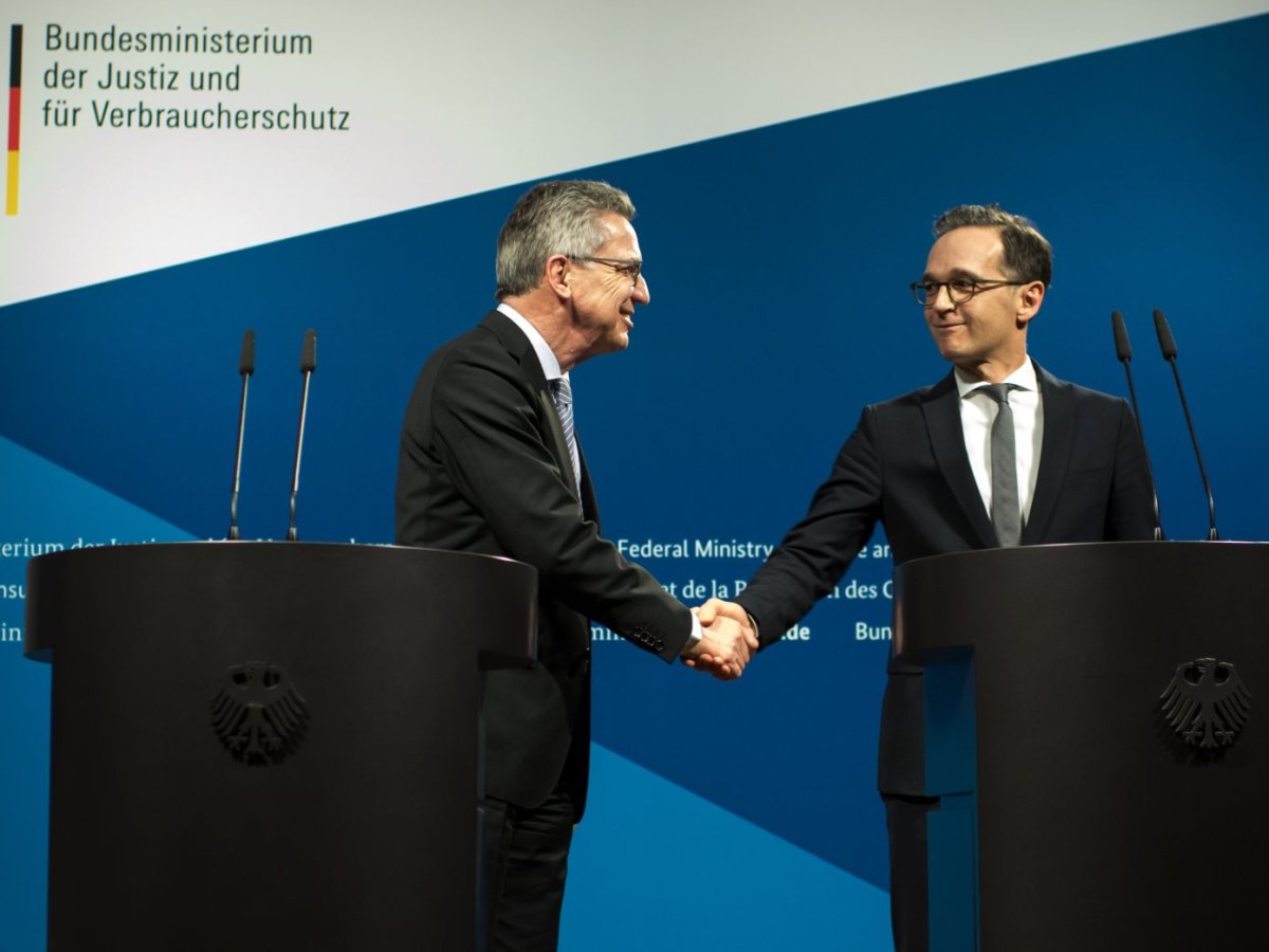 Bundesjustizminister Heiko Maas reicht Bundesinnenminister Thomas de Maizière die Hand