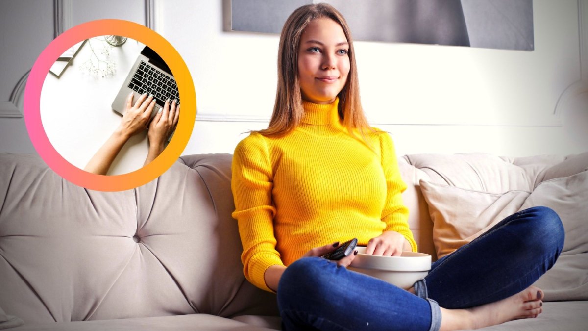 Frau auf der Couch mit Popcorn vor dem Fernseher/Macbook