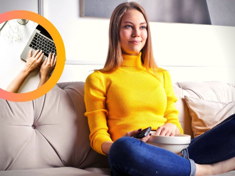 Frau auf der Couch mit Popcorn vor dem Fernseher/Macbook