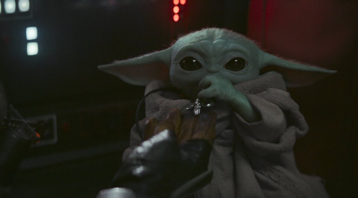 Bildausschnitt aus der Serie "The Mandalorian" mit Baby Joda.
