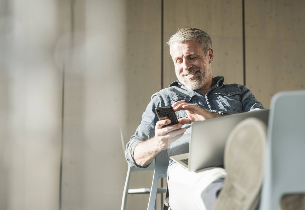 Mann mit Smartphone