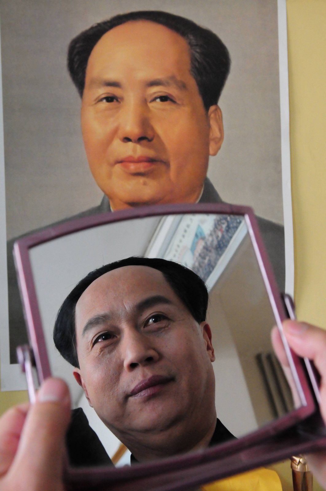 Das Bild zeigt ein Foto von Mao Zedong