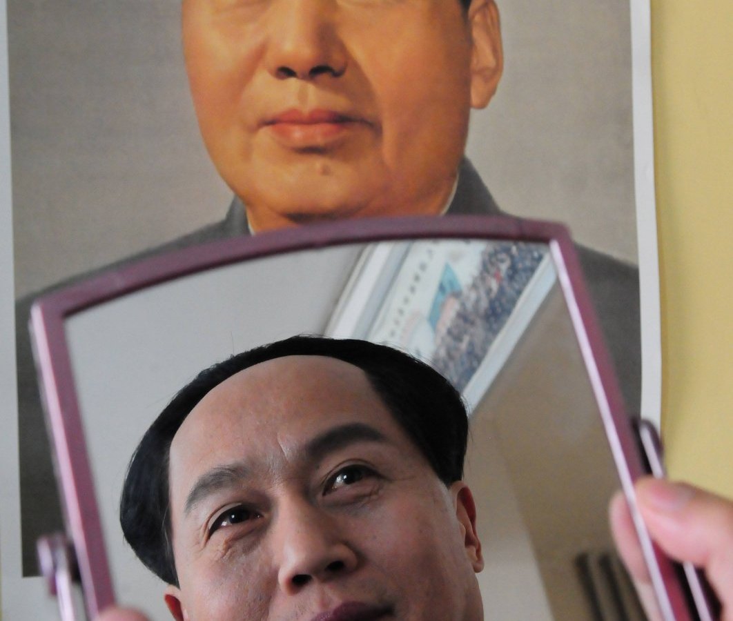 Das Bild zeigt ein Foto von Mao Zedong