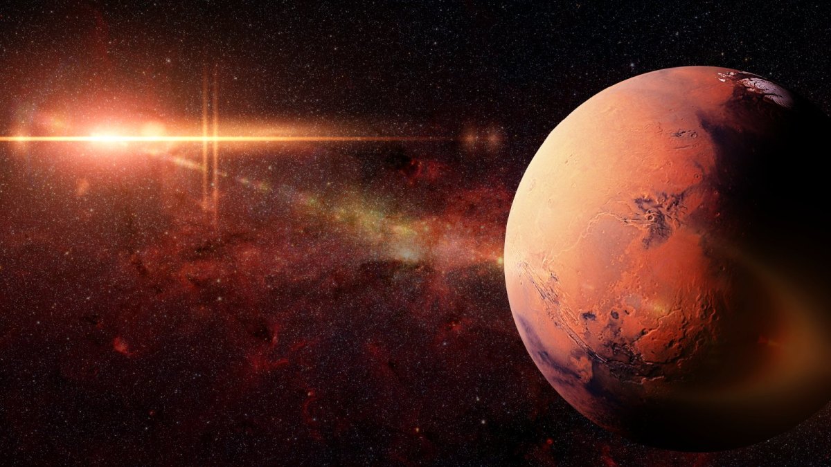 Planet Mars in der Galaxie und die Sonne im Hintergrund.