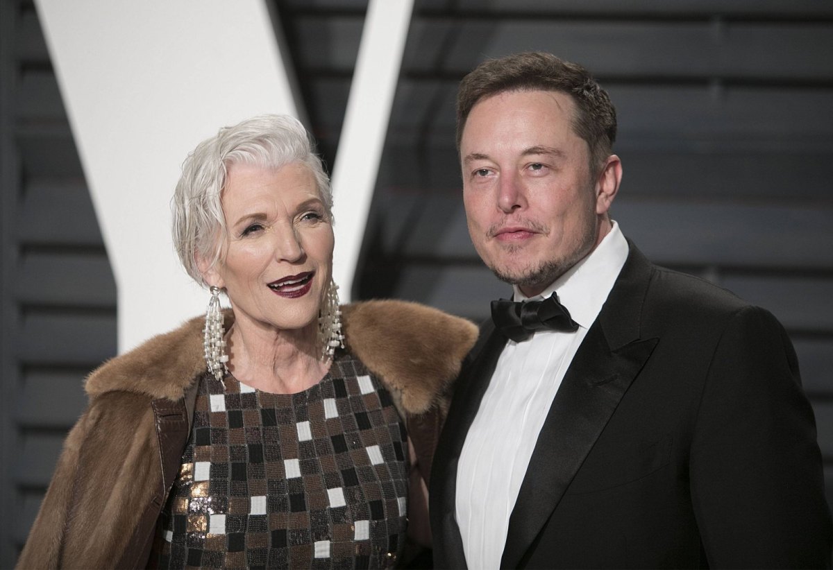 Maye und Elon Musk auf dem roten Teppich.