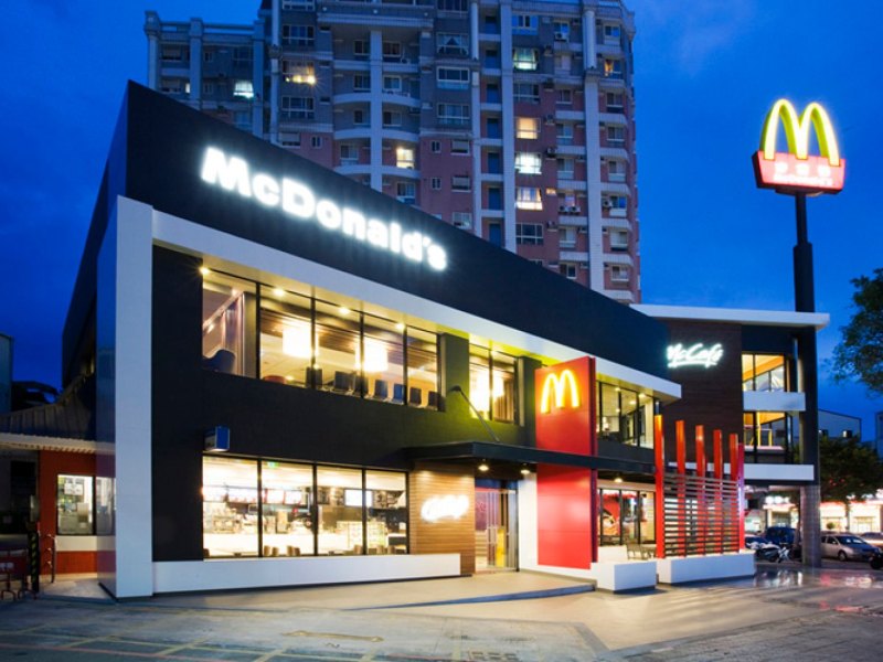 Frontalaufnahme von einem McDonald's Restaurents