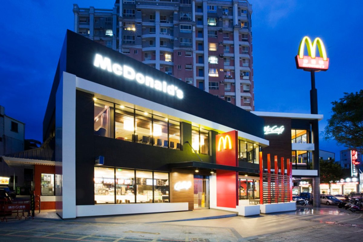 Frontalaufnahme von einem McDonald's Restaurents