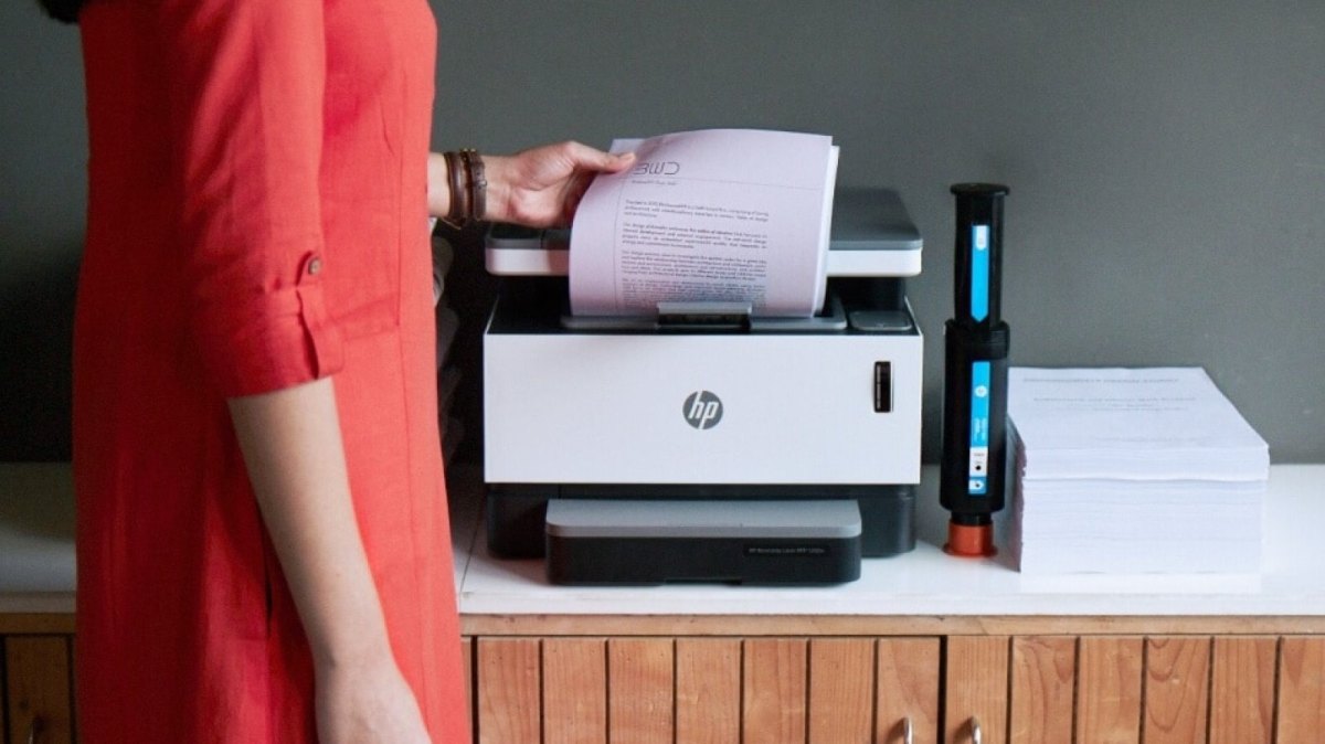 Frau nutzt HP-Drucker.