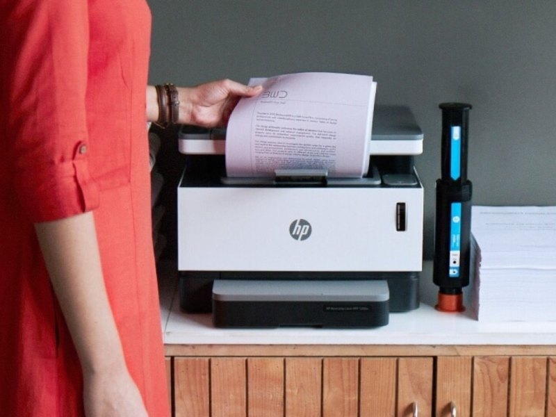 Frau nutzt HP-Drucker.