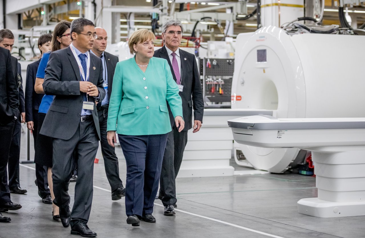 In Shenzen in China stattete Bundeskanzlerin Angela Merkel auch Siemens einen Besuch ab.