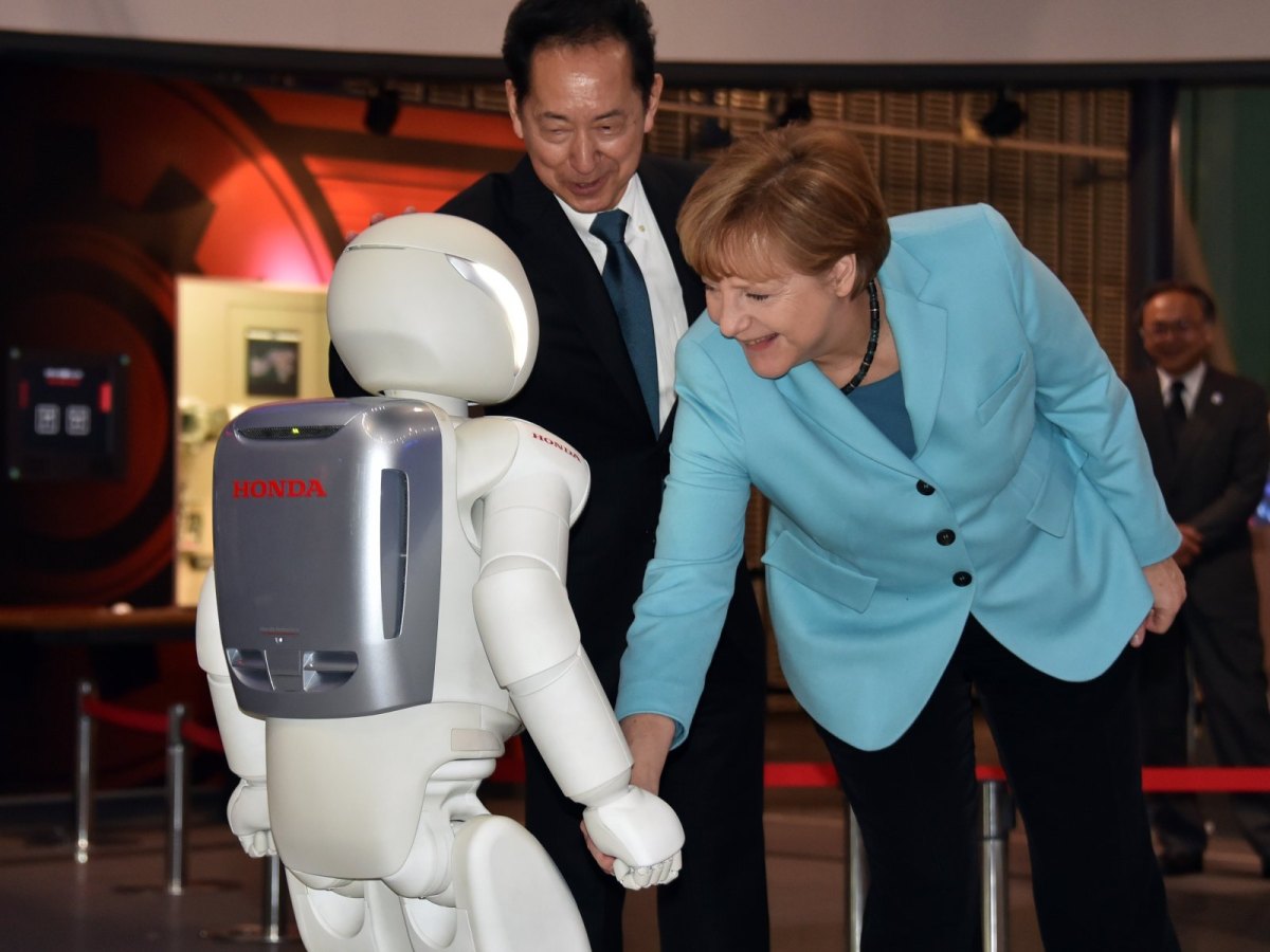 Merkel grüßt Roboter