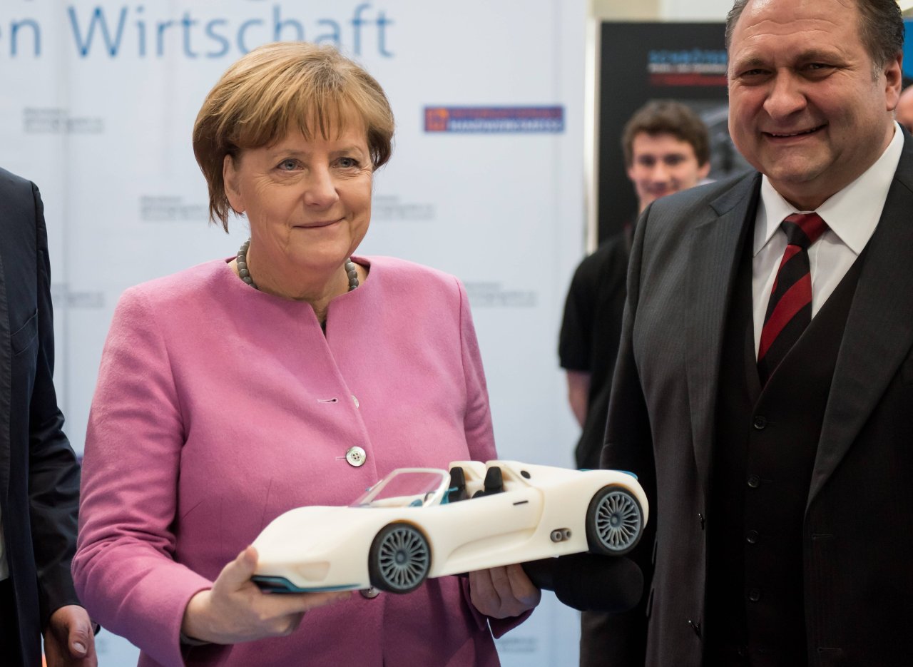 Angela Merkel glaubt an die Zukunft der selbstfahrenden Autos. Darüber hinaus gibt es natürlich noch weitere Auto-Neuheiten 2018.