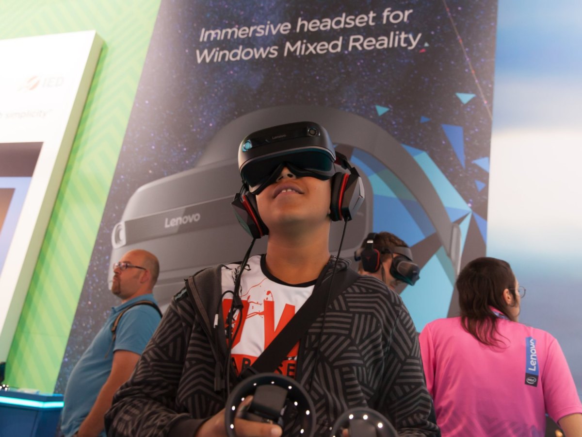 Ein Besucher der IFA testet eine Virtual Reality-Brille.